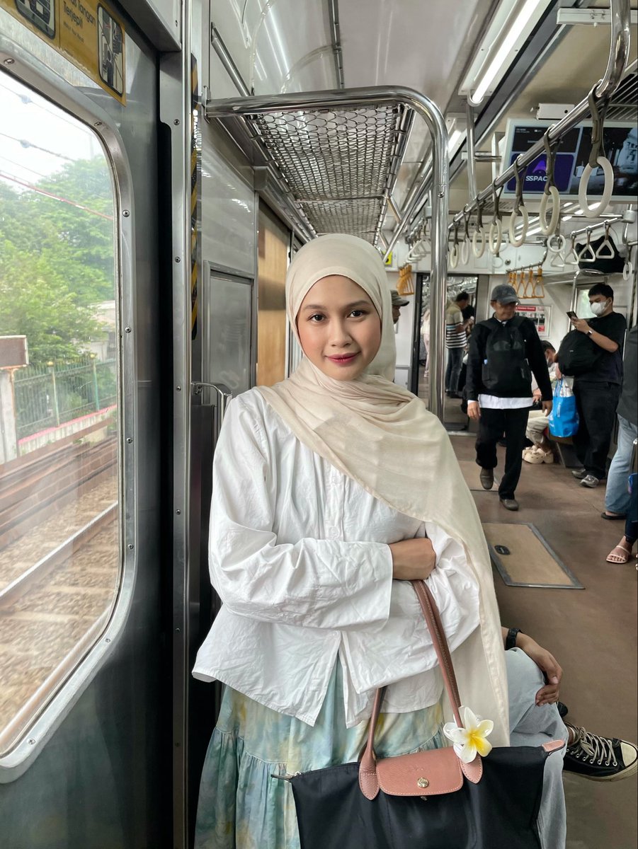 khanifirsyad's tweet photo. Let’s romanticize KRL!! 😆🫶🏻

Tebak kita mau ngedate kemana? https://t.co/aPipBLZ3JF