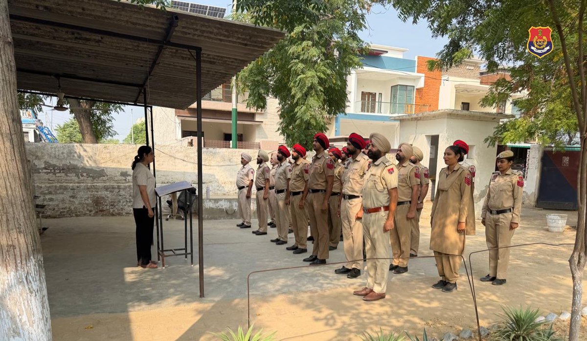 MuktsarPolice's tweet photo. Morning Roll-Call in Police Stations was conducted by SHOs in District Sri Muktsar Sahib. In this,SHOs inspected uniforms of the Police Personnel,briefed them about day’s tasks & issued necessary instructions to maintain law and order situation. #ForceIsFamily #LetsBringTheChange https://t.co/MQua3as0K1