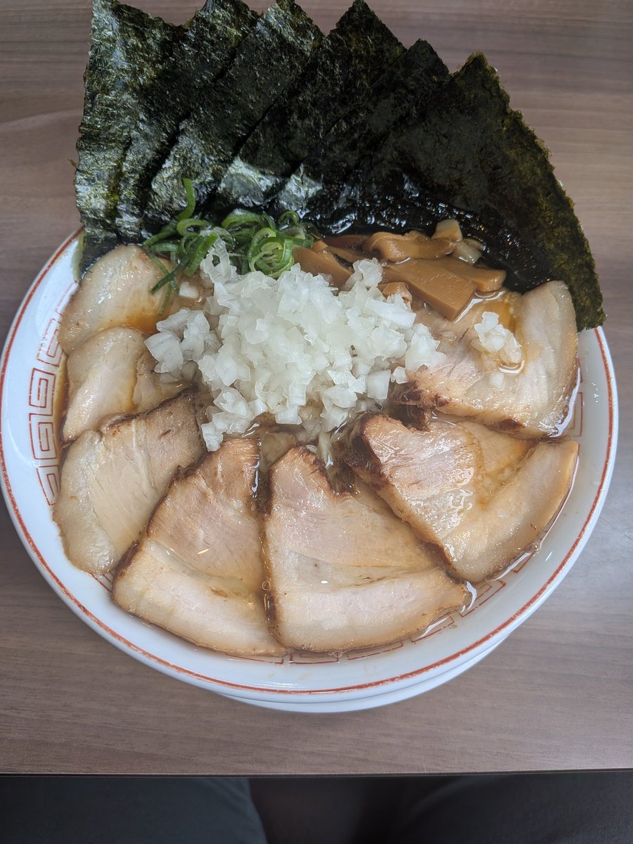 hrk_i07's tweet photo. 本日の昼食は、千葉県柏市の「柏 濃麺や ３９名」さんへ２回目の訪問です😋流石は人気店ですね、１２時前に行きましたが、29番目でした🙀

注文したのは、「Wチャーシューめん」と海苔トッピングとご飯大も頼みました

竹岡式の濃いめの醤油味とチャーシューが丼にいっぱいで、やっぱり旨かった

#39名 https://t.co/zrl33Q3DSp