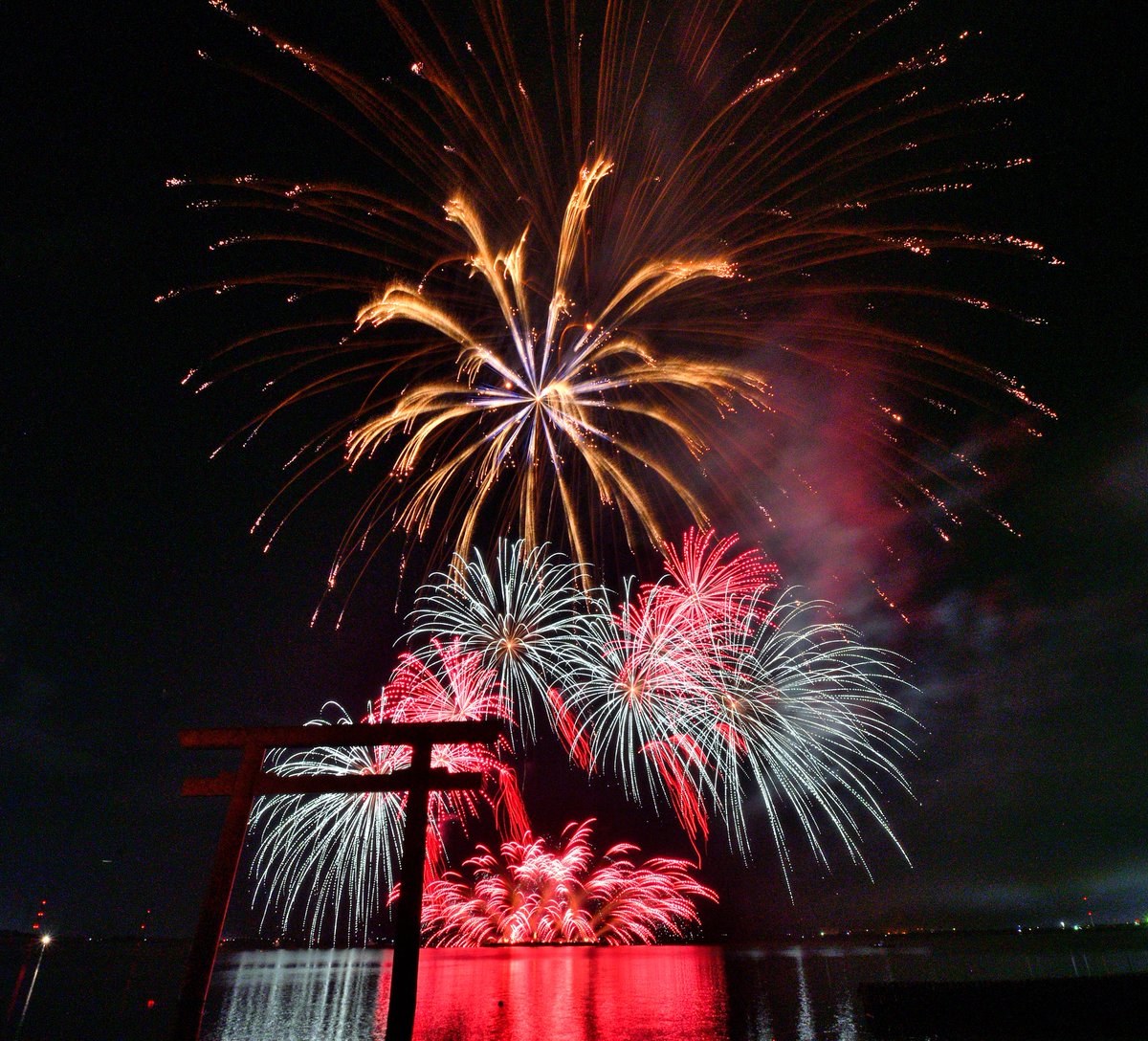 penguin8622's tweet photo. 2026.7.4.鹿嶋市花火大会🎇(2)
#鹿嶋市 #花火 #北陸火工 #Kashima #FireworksSafety https://t.co/Nn48tqXeyX