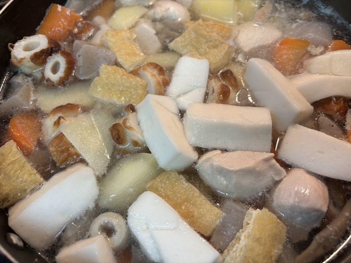 keromame2's tweet photo. 冷蔵庫の残り物整理😅
和風の煮物のつもりで始めたけど、途中でカレーが食べたくなって、ルーいれた😅こんにゃくやチクワ、はんぺんの入ったカレー、どうかなー😅😅
わたし的にはアリ👍😂🥰 https://t.co/LPsdoSMYgs