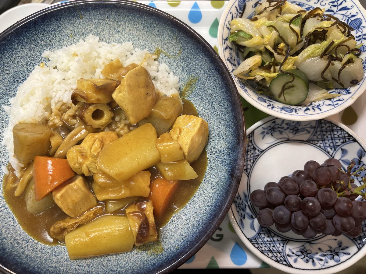 keromame2's tweet photo. 冷蔵庫の残り物整理😅
和風の煮物のつもりで始めたけど、途中でカレーが食べたくなって、ルーいれた😅こんにゃくやチクワ、はんぺんの入ったカレー、どうかなー😅😅
わたし的にはアリ👍😂🥰 https://t.co/LPsdoSMYgs