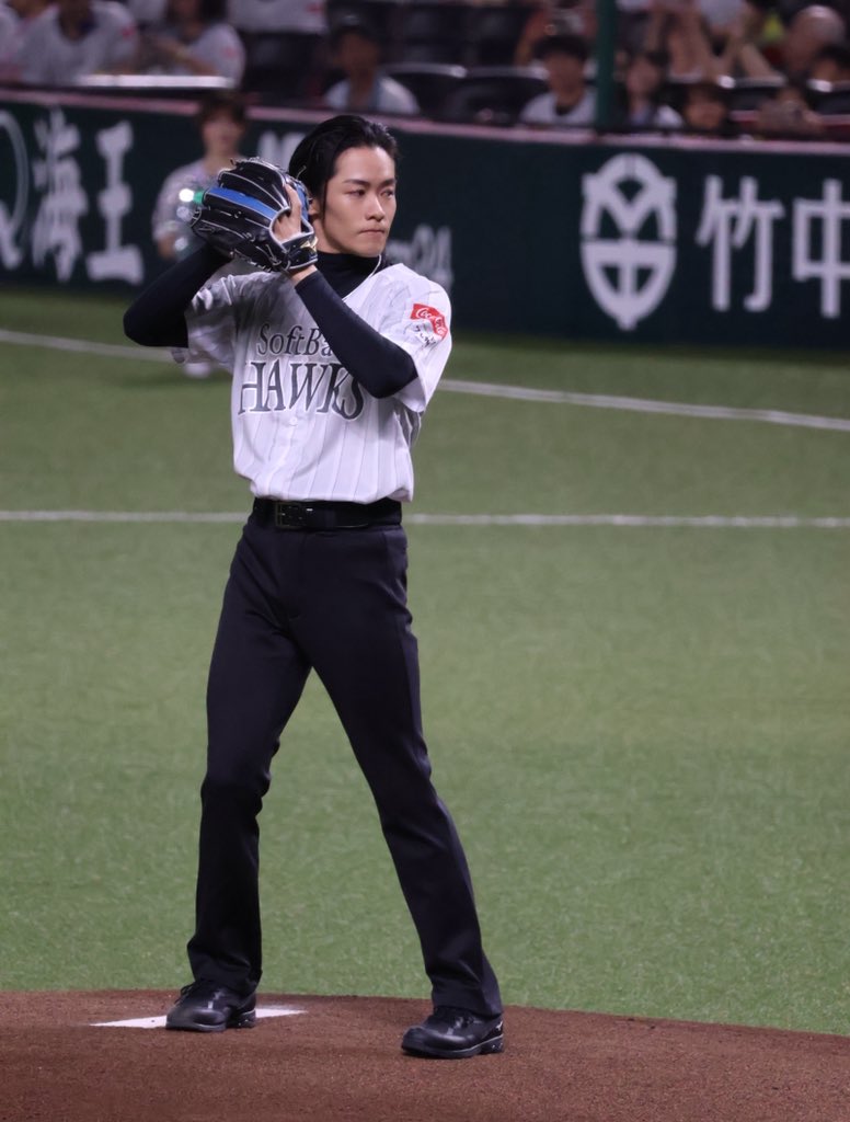 zumi_ban___taka's tweet photo. 川村壱馬 セレモニアルピッチ⚾️

#THERAMPAGE #川村壱馬 #sbhawks https://t.co/ZaIKCgEjGV