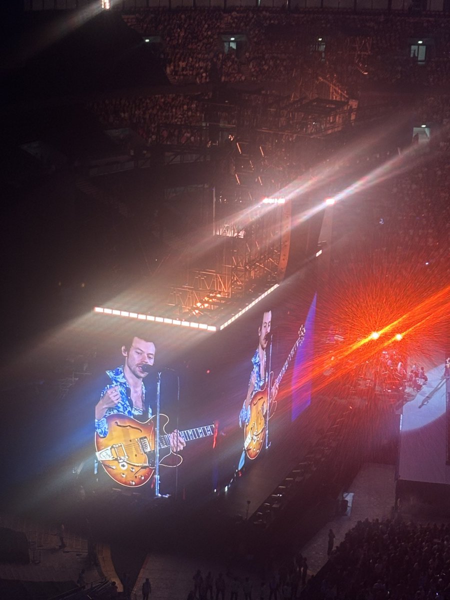 _emily__jane_'s tweet photo. I’ll never get over tonight Wembley night 12 has been so special 💖✨ https://t.co/g7MOWz2iI0