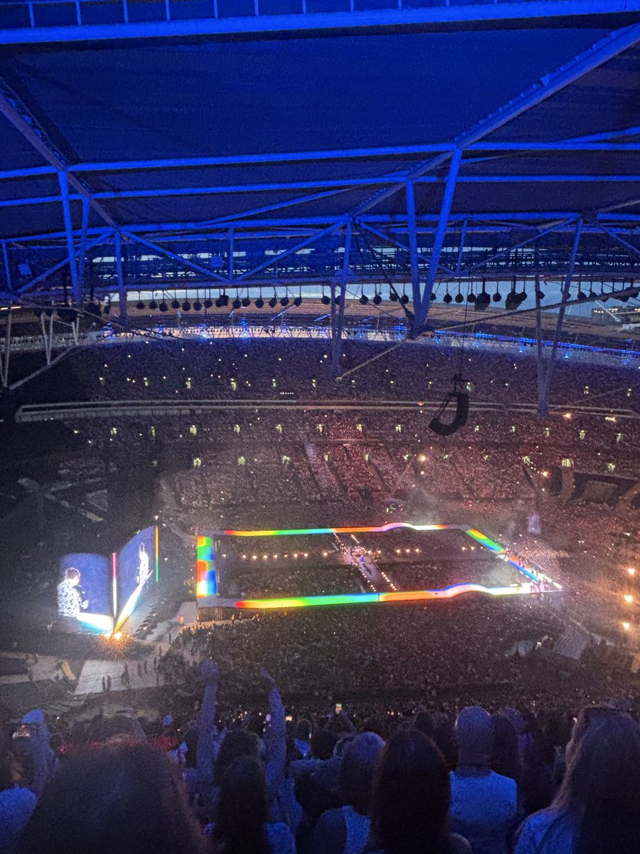 _emily__jane_'s tweet photo. I’ll never get over tonight Wembley night 12 has been so special 💖✨ https://t.co/g7MOWz2iI0