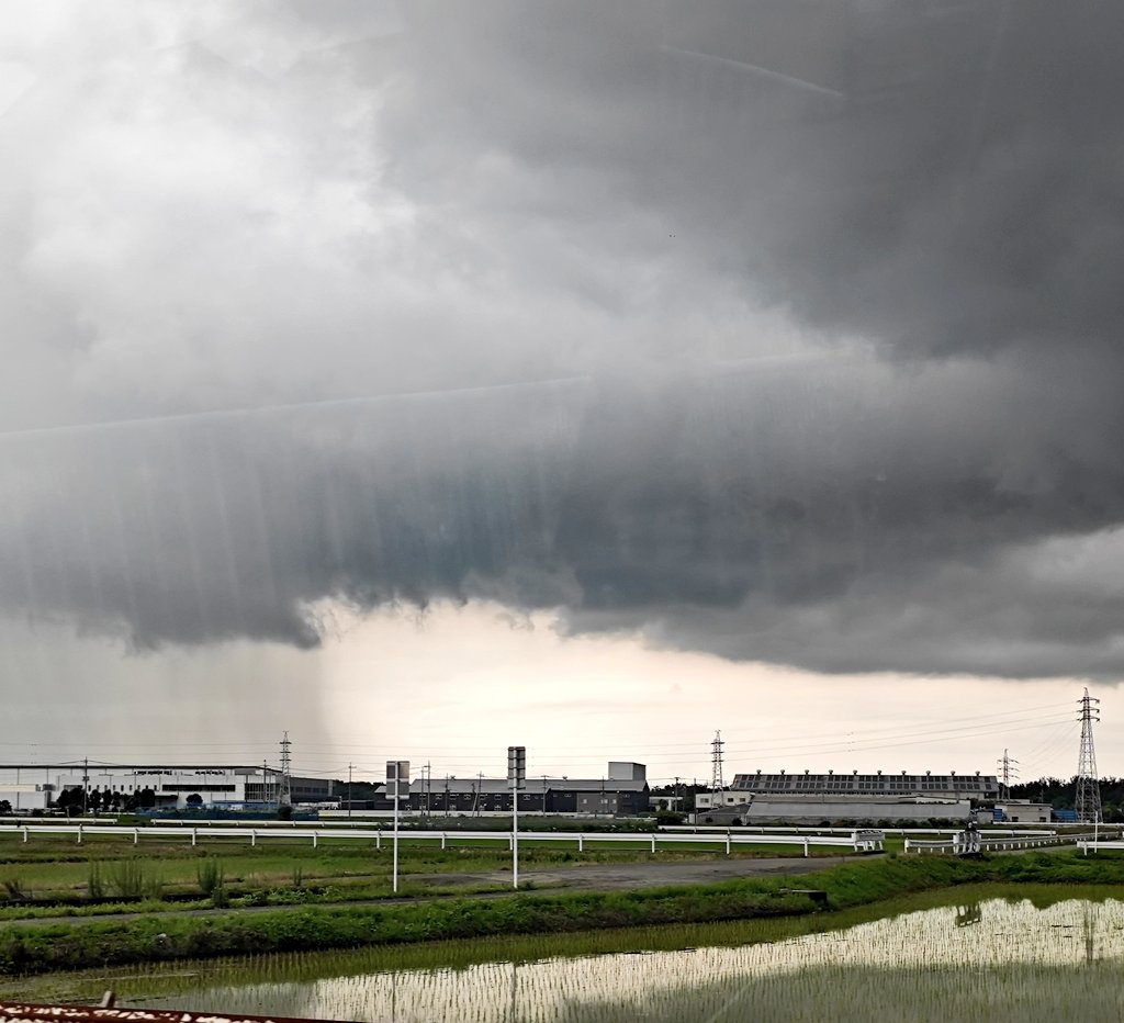 chichama's tweet photo. こんにちは(^^)
我が家では曇り空、
店舗は豪雨の熊谷市内。。。
出勤途中、
雨の境目を発見!
こんなにはっきり
わかるものなんですねえ。
❀店休日 7月7日❀
#ワークマンプラス
#ワークマン
#workman
#workmanplus
#熊谷
#籠原 https://t.co/U34u8rAzyI