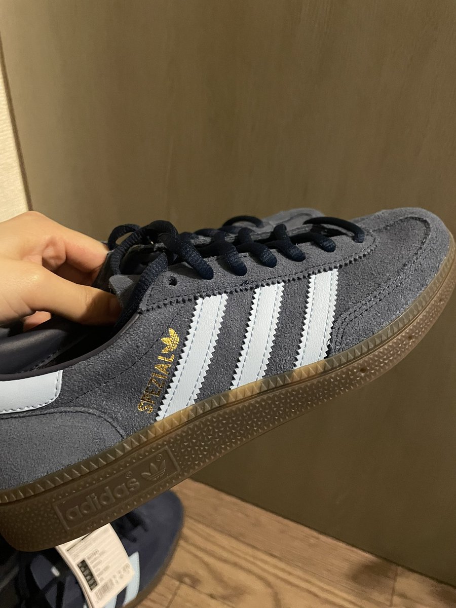 madpmgx's tweet photo. adidasのスニーカーの個体差について

ネットショッピングにて、同モデルのサイズ違いを一緒に購入しまして。
同じモデルで、作られている国(左がベトナム製、右がインドネシア製)が違うだけでこんなに色が違うものですかね…。
これは不良品扱いになりますかね。 https://t.co/hNfhifwNwA