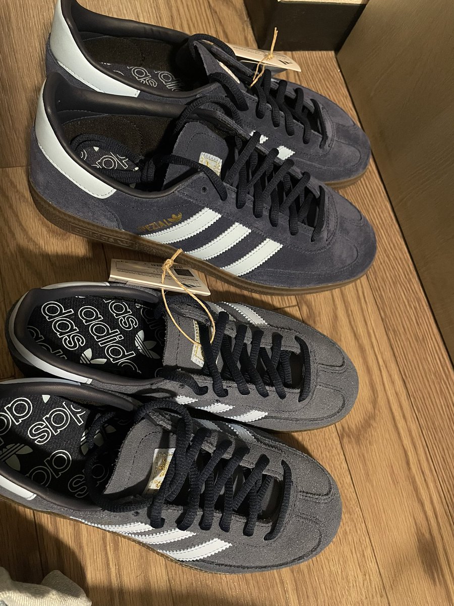 madpmgx's tweet photo. adidasのスニーカーの個体差について

ネットショッピングにて、同モデルのサイズ違いを一緒に購入しまして。
同じモデルで、作られている国(左がベトナム製、右がインドネシア製)が違うだけでこんなに色が違うものですかね…。
これは不良品扱いになりますかね。 https://t.co/hNfhifwNwA