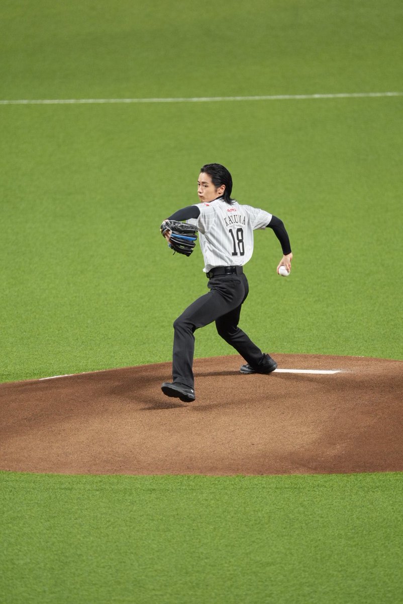 jei_hawks's tweet photo. 投げ方、本格派ピッチャー過ぎる。笑
ホークスまだ支配下枠ありましたよね？

#川村壱馬 #THERAMPAGE 
#sbhawks #全新  #鷹祭SUMMERBOOST https://t.co/aapK6HkqI5