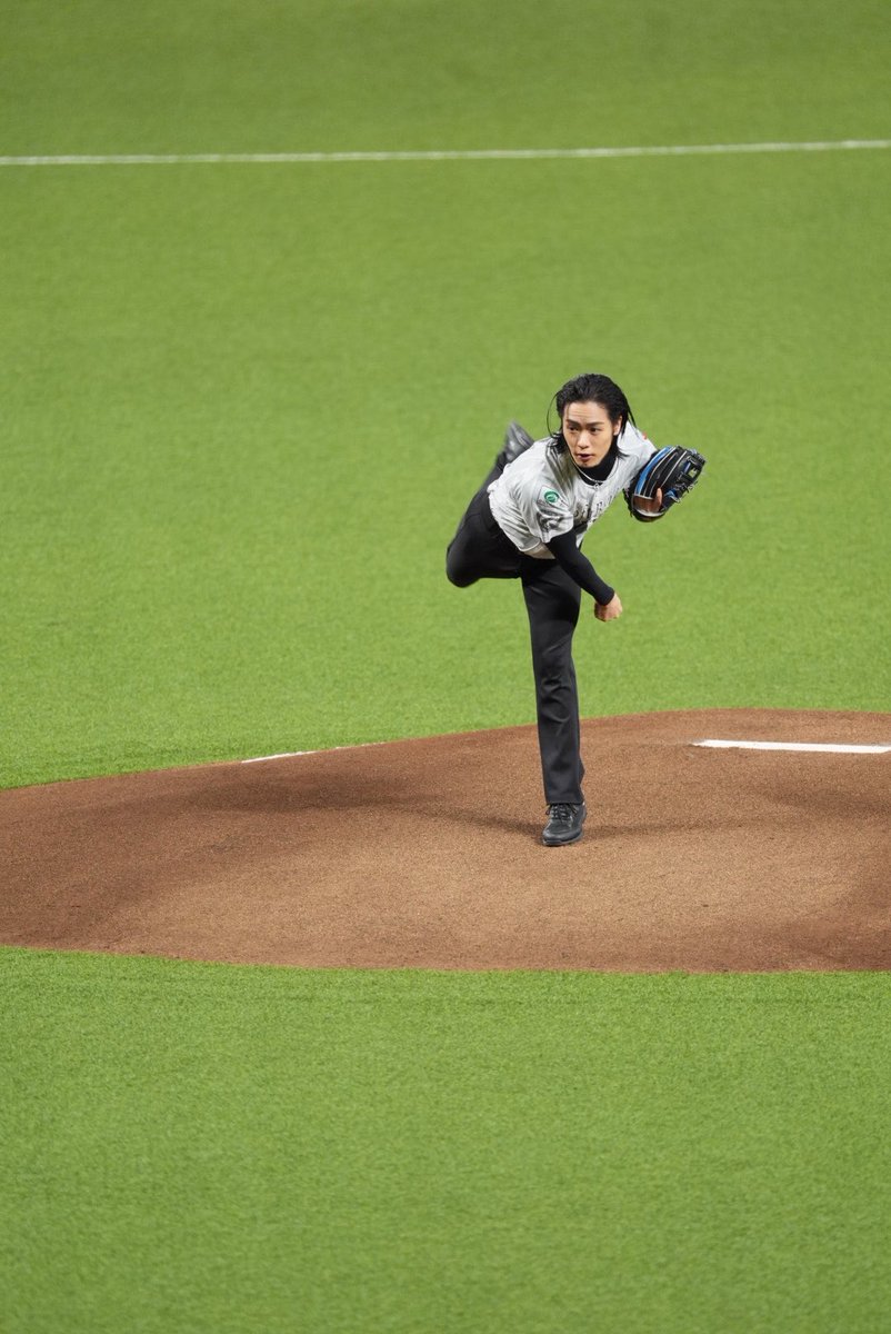 jei_hawks's tweet photo. 投げ方、本格派ピッチャー過ぎる。笑
ホークスまだ支配下枠ありましたよね？

#川村壱馬 #THERAMPAGE 
#sbhawks #全新  #鷹祭SUMMERBOOST https://t.co/aapK6HkqI5