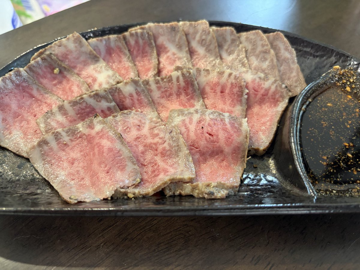 poooooooooon69's tweet photo. 前回のもんピザルームで豪華商品GETできたー👏
もう何年も前からずっと食べてみたかった！！何なら「もんピザ」って名が付き始めた当初から食べたかった！
その念願がようやく！！！
家族一同どれも美味しく頂きました🤤
中でも🥩と🍪の美味さは驚愕でした！
@kogamon114 
#もんピザ
#もんストビーフ https://t.co/vfd6BI5MLb