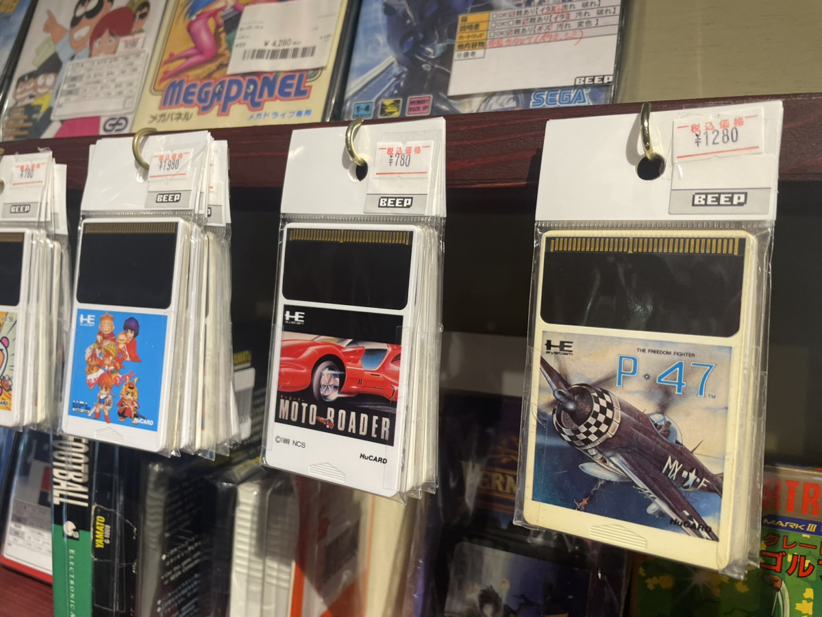 BEEP_akihabara's tweet photo. PCエンジンの棚に、Huカードだけの裸ソフトを展開中ですよ。ケースと説明書が無いので、ちょっとお安くなってますよ♪　ソフトだけでOK！　というのであれば、ぜひ見に来てください！　（いっちー☆ほし） https://t.co/S7SawMwhUB