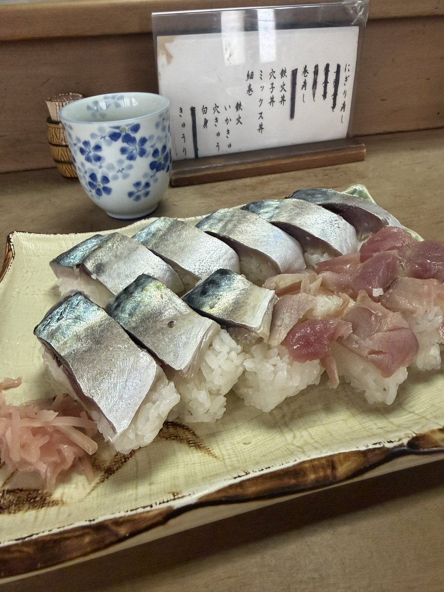 taasuki's tweet photo. 錦小路通りを抜けたところにある、いつも行列で有名なお寿司屋さん。どこにも値段書いてないので、ドキドキのお店。鯖寿司はお酢の酸味が柔らかくてとても食べやすかった！ハモはシーズンだしね。ボリュームあったけど、なんだかんだとペロリと食べれてしまいます。
#寿しさか井 https://t.co/Xt1amjuZMo