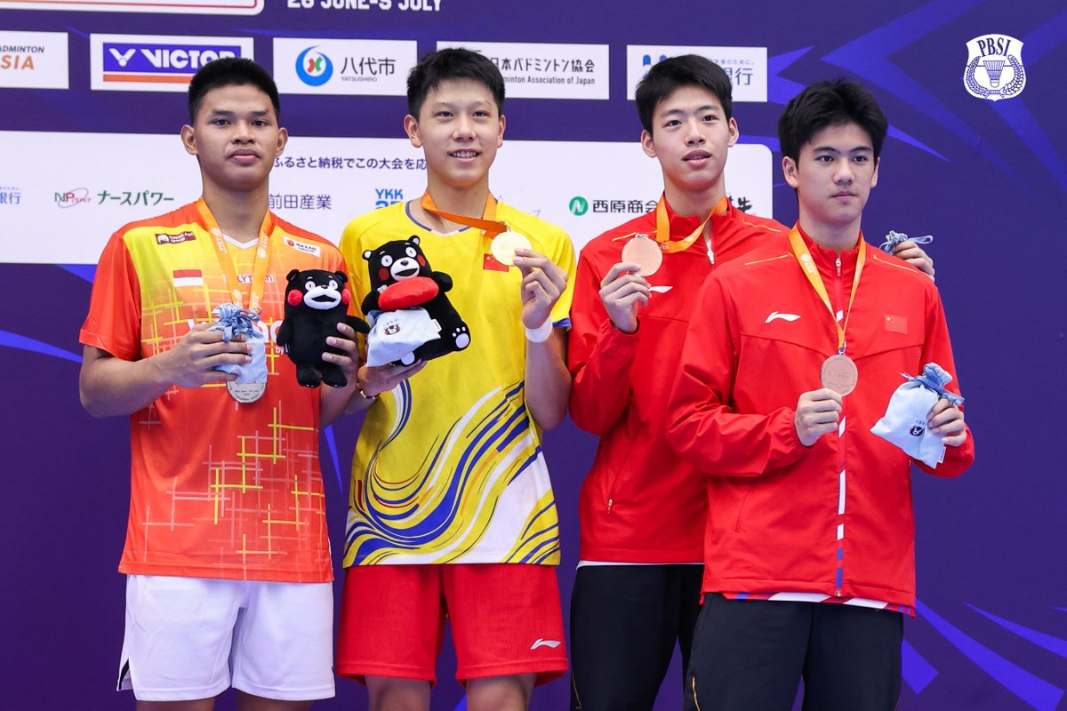 INABadminton's tweet photo. Podium tunggal putra Kejuaraan Asia Junior 2026 nomor perorangan.

🥇: Hong Tian Yue 🇨🇳
🥈: Fardhan Rainanda Joe 🇮🇩

Selamat kepada keduanya.

#BadmintonIndonesia #AsiaJuniorChampionships2026 #AJC2026 https://t.co/T3oiL0MAli