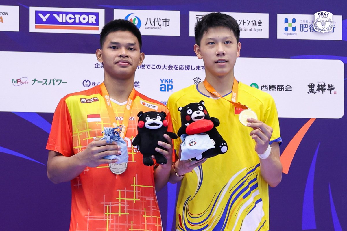 INABadminton's tweet photo. Podium tunggal putra Kejuaraan Asia Junior 2026 nomor perorangan.

🥇: Hong Tian Yue 🇨🇳
🥈: Fardhan Rainanda Joe 🇮🇩

Selamat kepada keduanya.

#BadmintonIndonesia #AsiaJuniorChampionships2026 #AJC2026 https://t.co/T3oiL0MAli