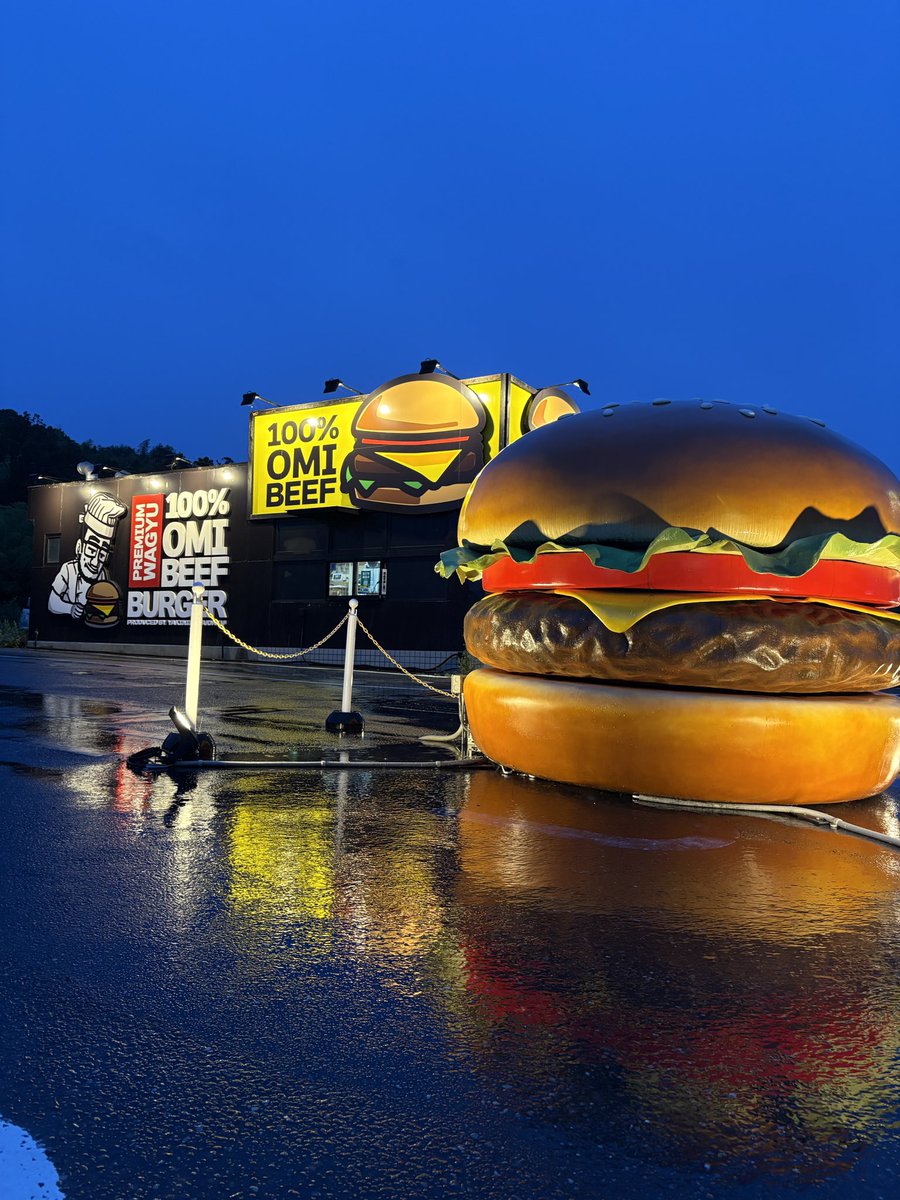 KyotoOpera84484's tweet photo. A giant burger standing quietly in the rain.

Only in Japan.

🍔🇯🇵 https://t.co/bnm9sXNG1a