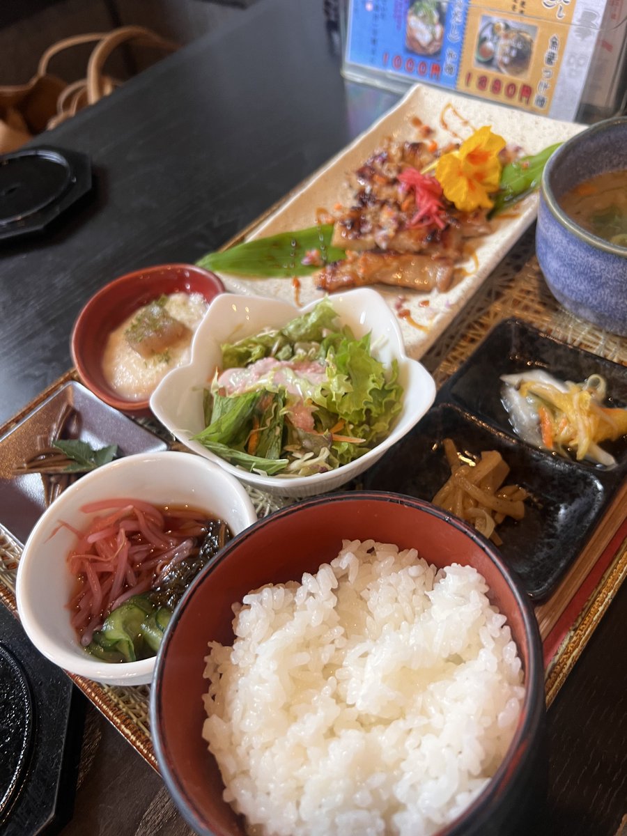 iichiko_kb's tweet photo. 御 遊食処

身体に優しい定食を求めて…
一枚目お腹減った…
四枚目歓喜✨

美味しかったぁ https://t.co/c3W9rS5ZB2