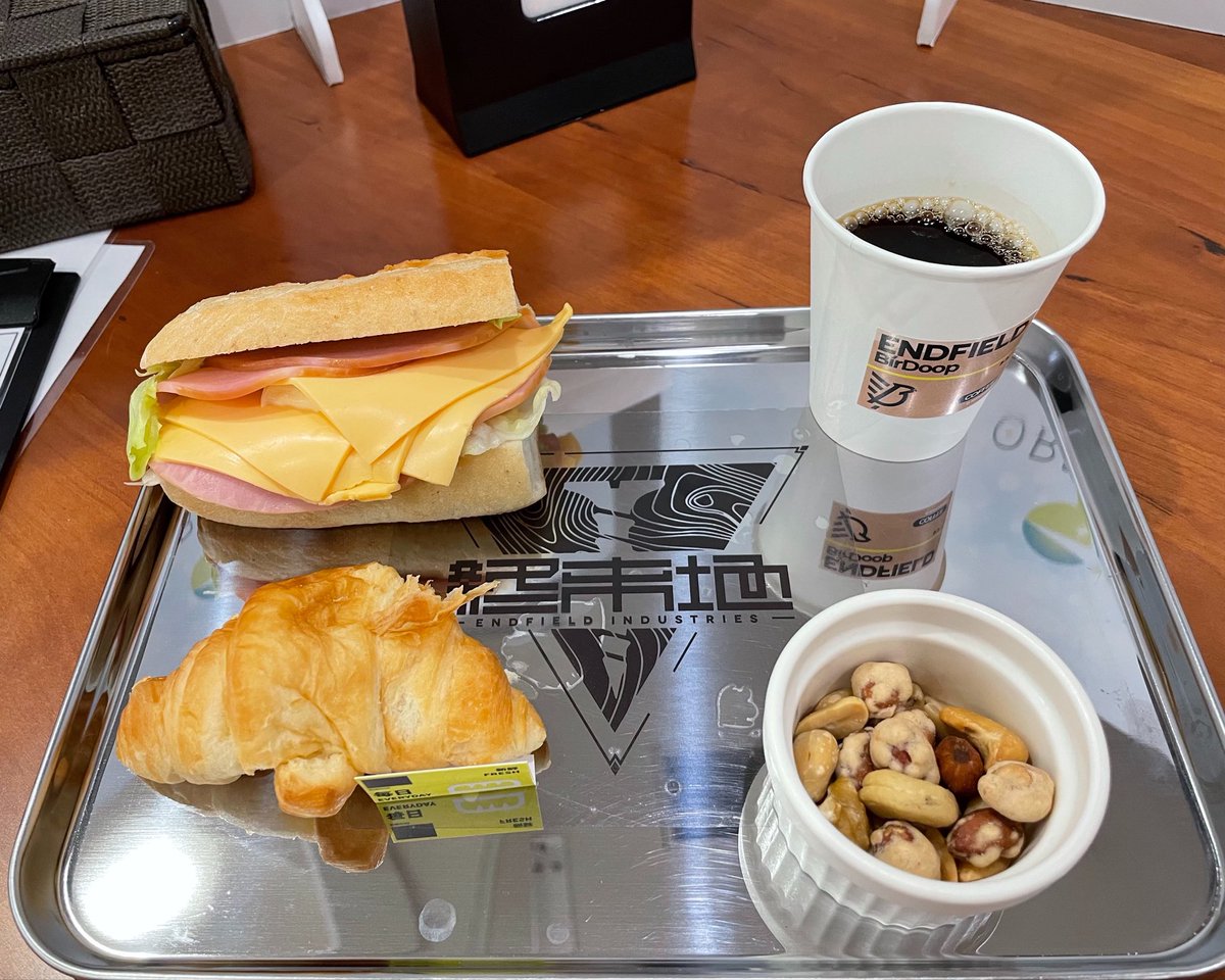 noway380's tweet photo. 今回の管理人くんちゃんのデザインが好きでコラボカフェ行きやした！

席は1か2人用が多めでソロでも気楽に行ける構成になってて大変良い

メニューは野菜がちゃんと美味しくて驚いた、舐めてたw　（1/n
#エンドフィールド
#アークナイツエンドフィールド
#ORBcafe https://t.co/PRQSOP4WZo