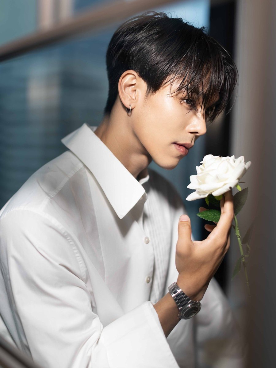 urmiepink's tweet photo. พอระพัดกับกุหลาบสีขาวคือที่สุด หล่อเหมือนไม่มีจริง หล่อเหมือนหลุดออกมาจากเทพนิยาย หล่อเหมือนเป็นเทพบนสวรรค์ หล่อแบบปราศจากเวรกรรม หล่อเหมือนอาบน้ำวันละ10รอบ หล่อแบบไม่เคยเหยียบพื้น หล่อเหมือนลอยมา หล่อมากจริง ๆ https://t.co/MKnBkMc81J