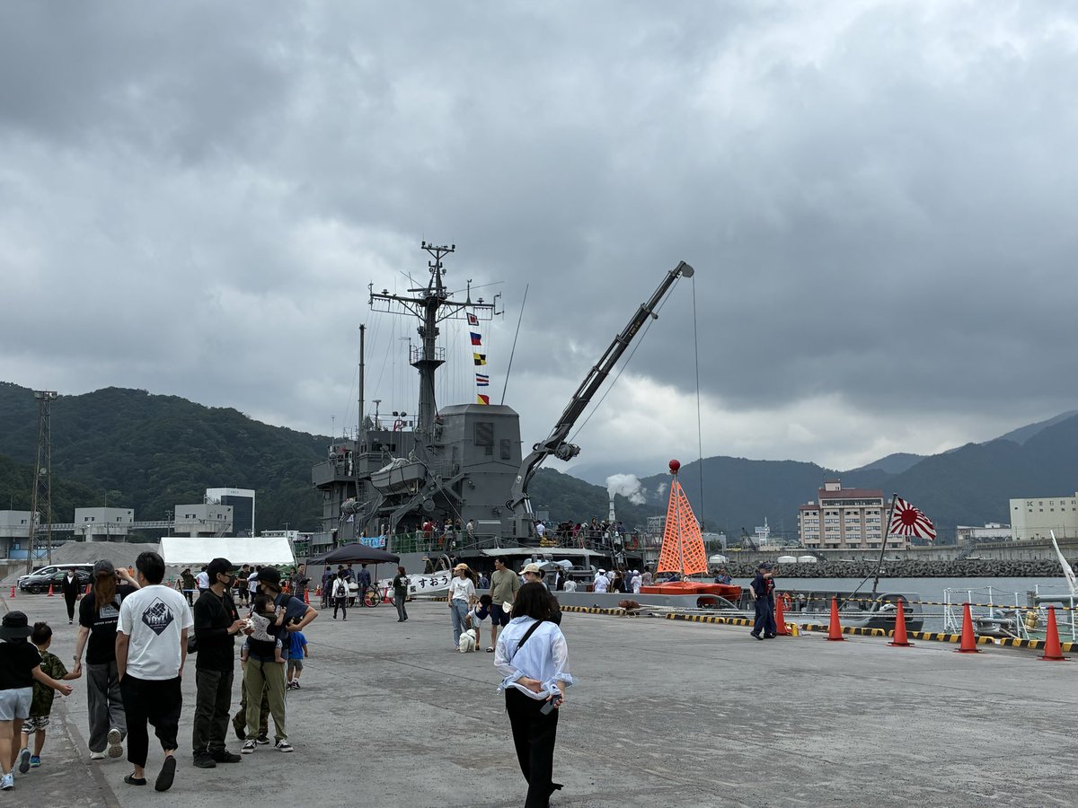 Cpt7854's tweet photo. ちょっと風が強いですが、絶好の見学日和りといってよいのではないでしょうか☺️
#艦艇広報 #釜石 多用途支援艦 #すおう 巡視船 #きたかみ https://t.co/zMspbPOMf1