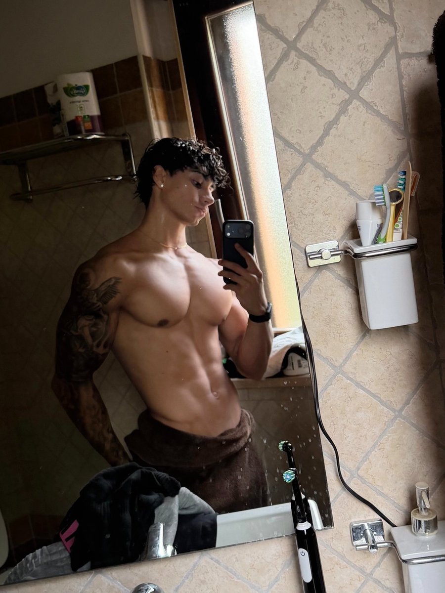 mensboobsjb's tweet photo. His body is a dream come true https://t.co/pI3lZoIEXk