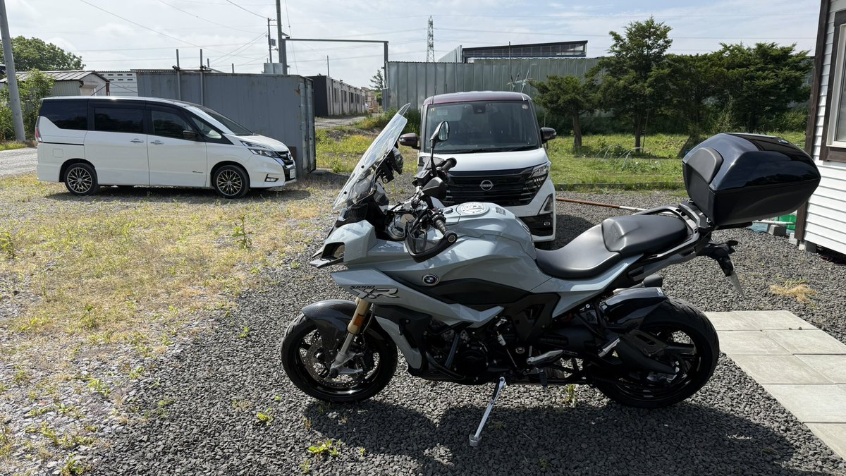 uncle_cat_ride's tweet photo. 今日は普段バイガレージに保管してたり、アパートで洗車や整備ができない友達を招いて、洗車オフ会をやる予定（笑）

その前に軽く走りたいというので、早速バイクを出しといた

天気は良いけど、ちと風強い https://t.co/x6sfxsacRu