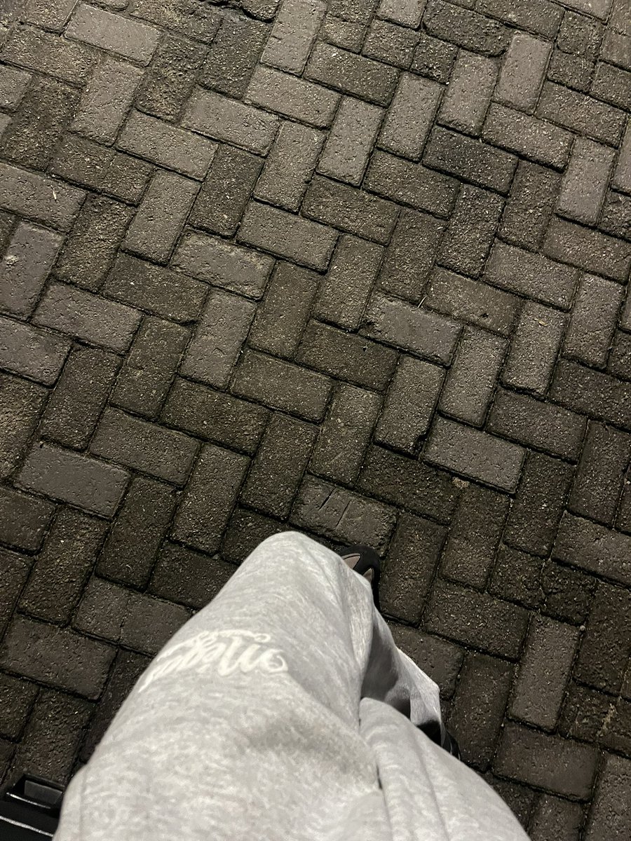 bandobfb's tweet photo. outside? 🤔 https://t.co/dQut3wH584