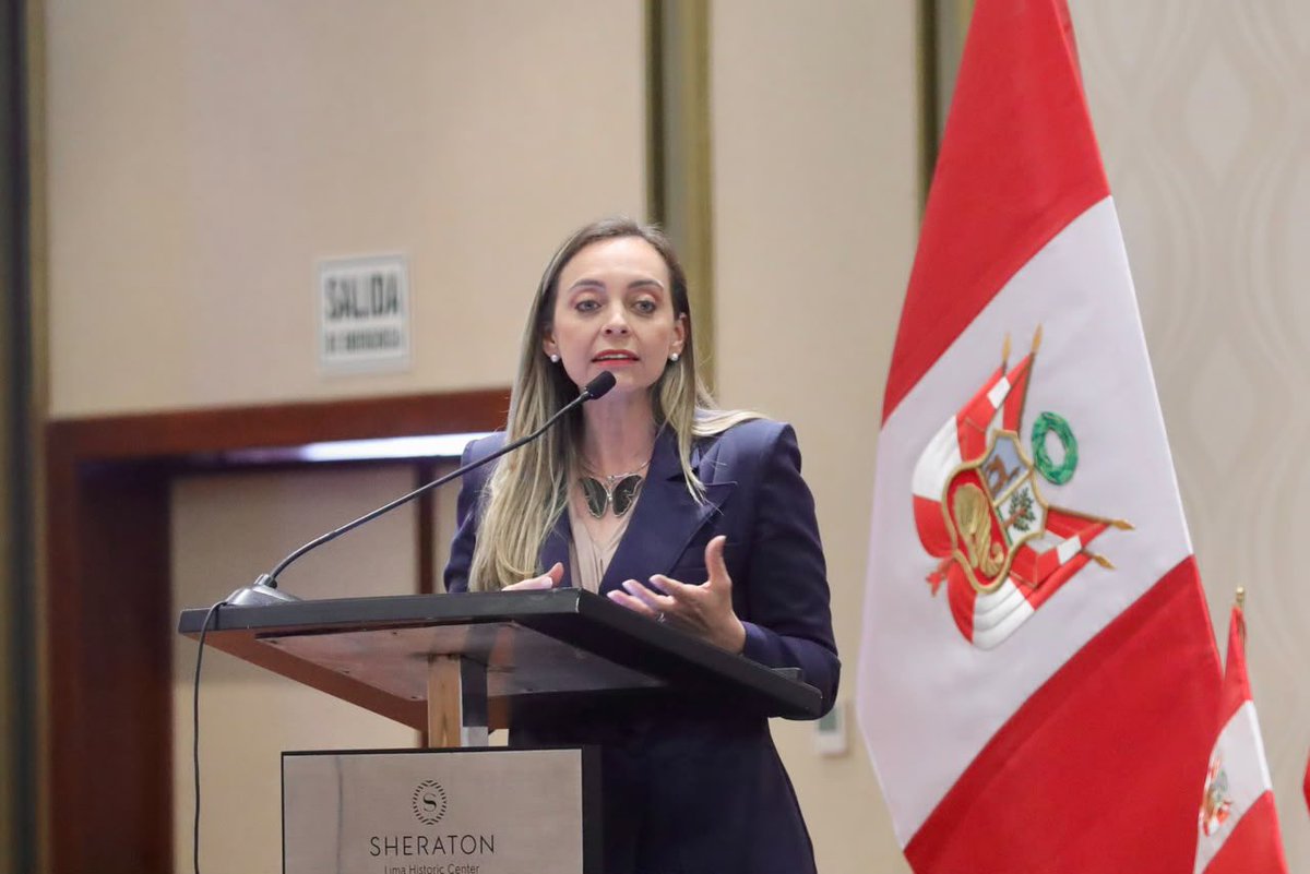 AnaPaolaAgudelo's tweet photo. Participé en la inauguración del Programa de Inducción Parlamentaria, una valiosa jornada de intercambio de experiencias para fortalecer la labor legislativa.

Agradezco al @congresoperu por la invitación y la oportunidad de compartir la experiencia de Colombia sobre la relación entre el Senado y la Cámara de Representantes, así como las buenas prácticas de nuestro sistema bicameral.

Estos espacios fortalecen la cooperación entre nuestros países y contribuyen a la construcción de democracias cada vez más sólidas.