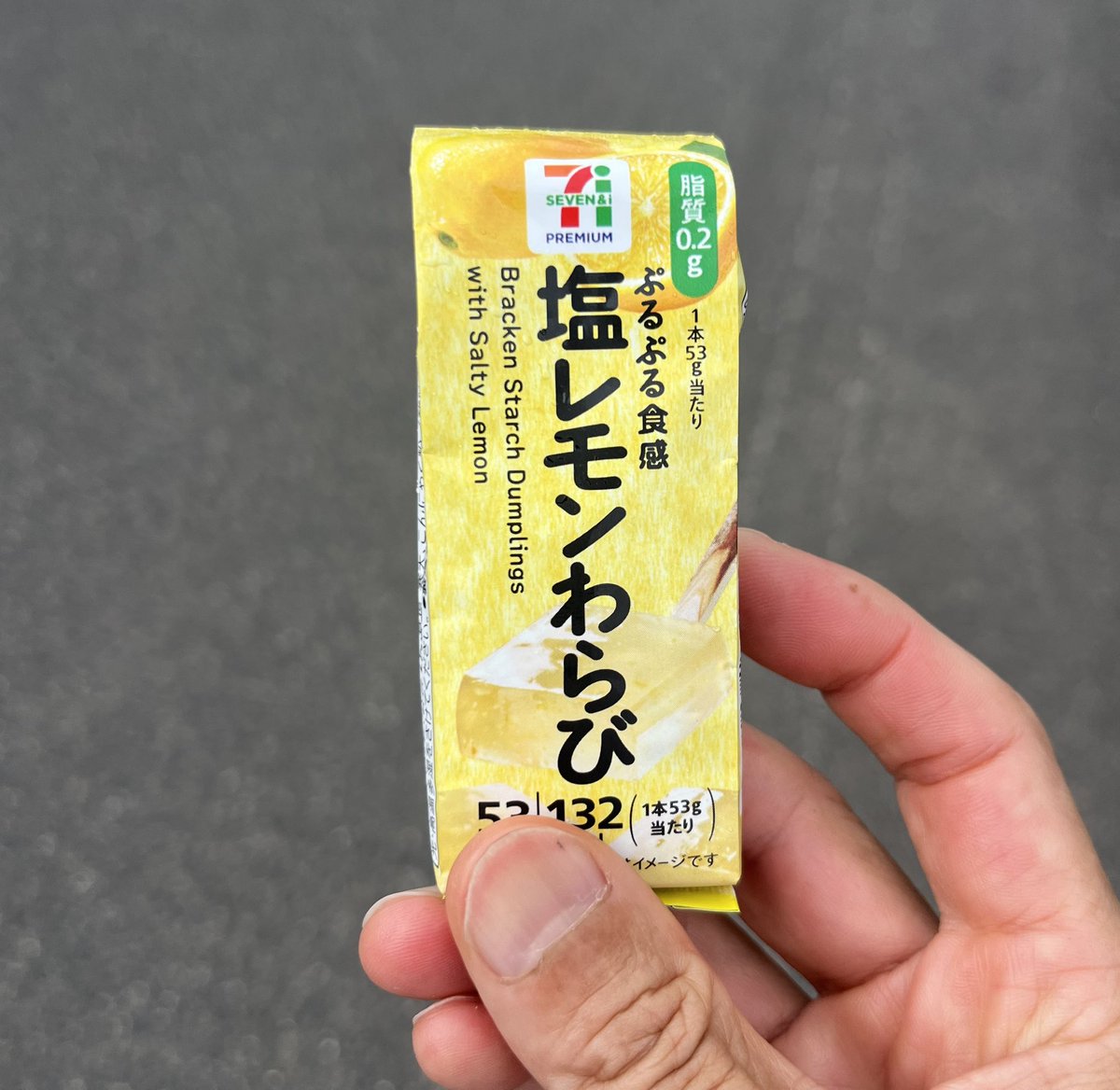 koya36271's tweet photo. 7/5(日)朝ラン🏃‍♂️
125分 jog 25.7km

おはようございます☁️
今日は心拍145を超えないことをテーマに、リラックスして走ることを意識しました。

90分を過ぎたあたりから少しずつ心拍が上がりましたが、呼吸は最後まで苦しくなく、淡々と125分走り切れました😊

朝は水だけでスタートして途中の補給もしなかったため、後半の心拍上昇は補給不足の影響もあったかもしれません…
今後はロングジョグのときは途中でジェルなどを摂るなど補給トレーニングもしていこうと思います✨

塩わらびもちを食べました(走った後に)

#朝ラン #ロングジョグ #北海道マラソン