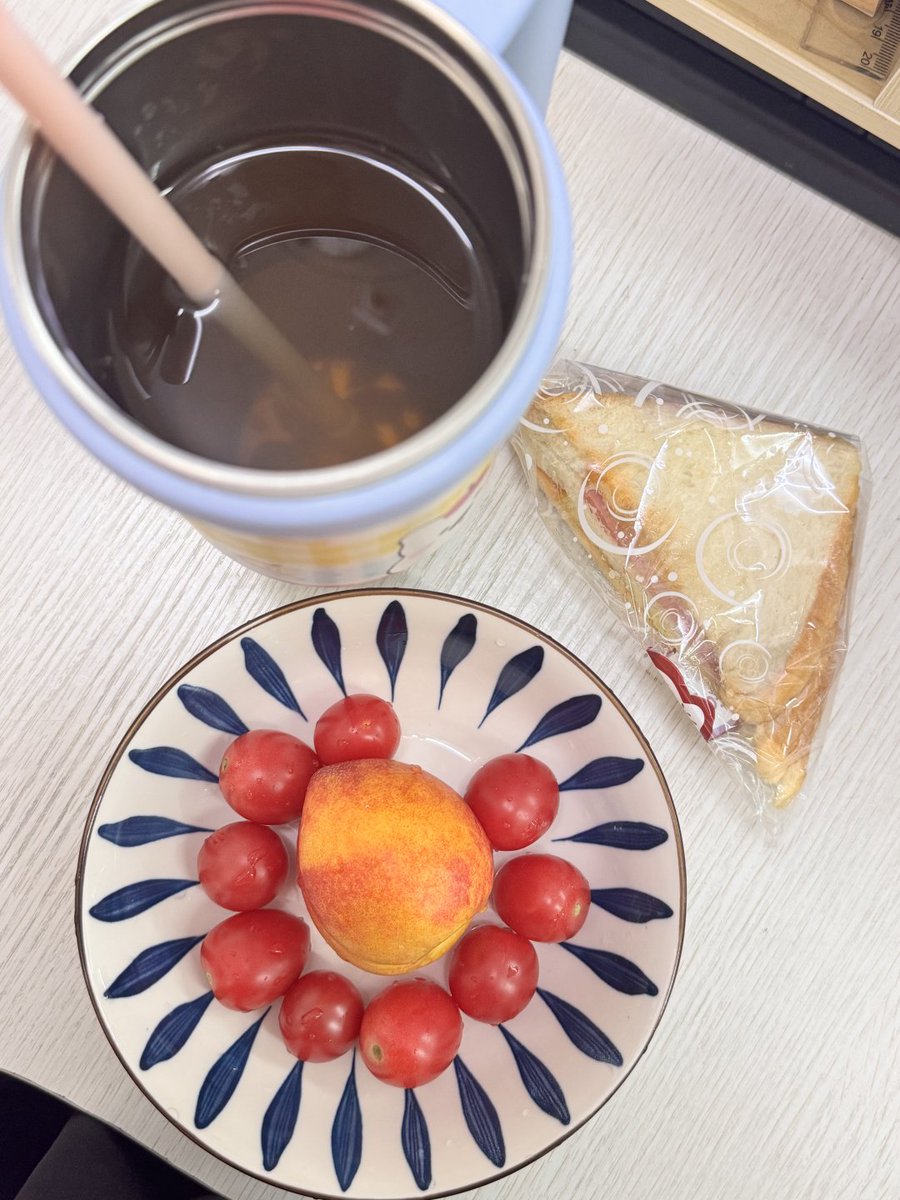 DulisaL's tweet photo. 今日も一日頑張った自分に、小さなご褒美を。みんなも自分を大切にしてね。🍰 https://t.co/6jMQPuqp20