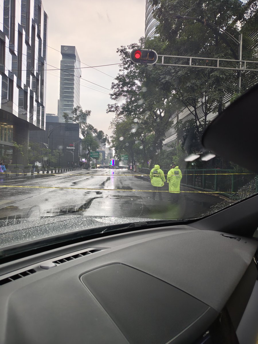MUZCORP's tweet photo. @UCS_GCDMX @C5_CDMX Quién fue el inútil que dio la orden de generar más caos vial en la CDMX. Cerrar el eje 3 poniente para mandar a rodear con más tráfico y regresar para tomar el eje 3 poniente??? https://t.co/Z6kiZrjyNv