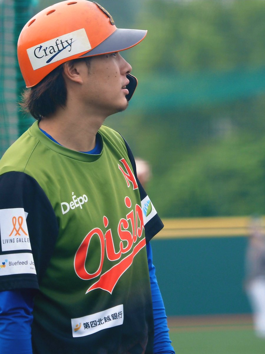 cha___a___'s tweet photo. 小西くん、野犬って感じなんだけど(※褒めてる)リュックにドンキーコングがついてるから🦍というかんじなんですか？ https://t.co/qmz8FUvcM7