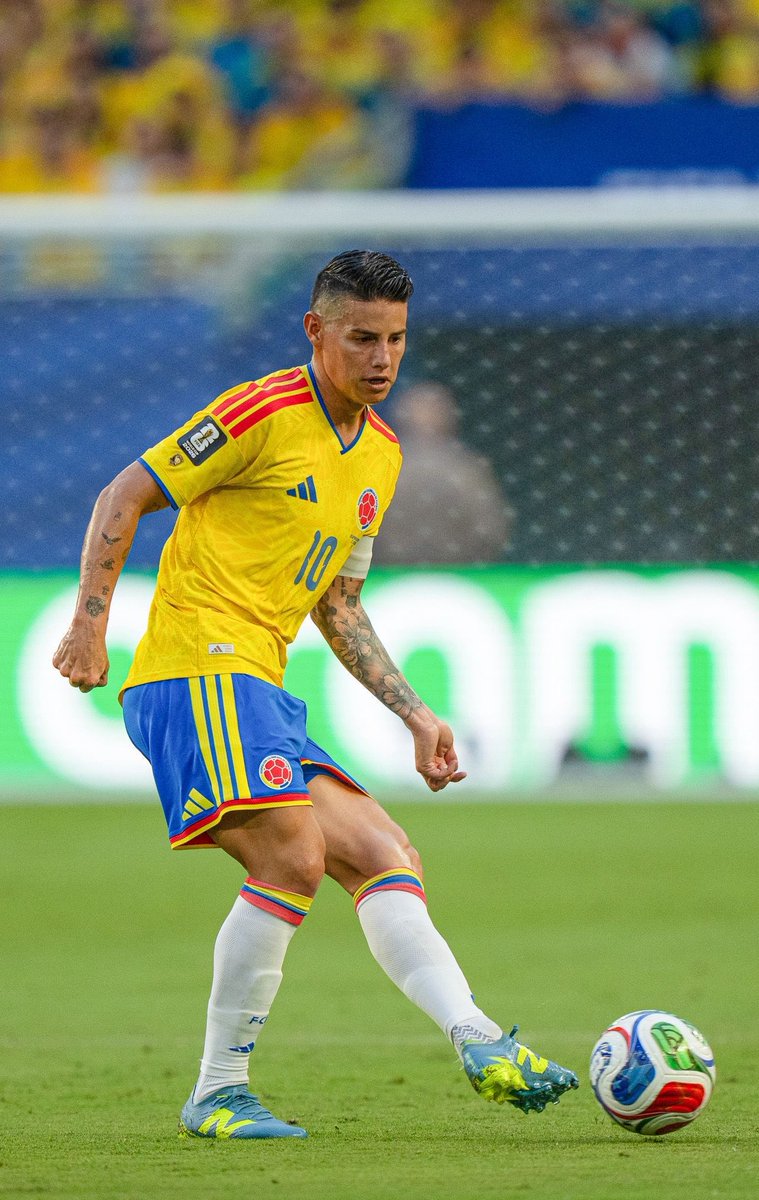 OJogoEscrito's tweet photo. Tem seleção que sonha em ter um camisa 10. A Colômbia tem dois.

James Rodríguez começa. Juan Fernando Quintero finaliza. Ou melhor: um abre o caminho e o outro conclui o trabalho, como se fizessem um revezamento de genialidade. Quando um sai, o outro entra. E a Colômbia segue jogando no mesmo ritmo: o ritmo deles.

E contra Gana não foi diferente. James começou, Quintero finalizou o trabalho. Nas oitavas de final da Copa do Mundo, Quintero gerou cinco chances de gol em apenas 20 minutos. Cinco. Em pouco tempo, ele foi capaz de mudar completamente a cara da partida.

É assim que eles vêm conduzindo a Colômbia na Copa.

Em um futebol cada vez mais acelerado, onde parece que correr virou mais importante do que pensar, a Colômbia nada na direção contrária. Enquanto o mundo procura intensidade, ela procura lucidez.

James e Quintero não ganham o jogo na velocidade. Eles ganham antes da bola chegar. Enxergam espaços que ninguém vê, encontram passes que parecem impossíveis e fazem o campo parecer menor. São jogadores que ditam o tempo da partida. Quando acelerar, quando respirar, quando prender a bola e quando machucar o adversário.

E talvez seja justamente por isso que eles sejam tão diferentes hoje. O futebol moderno parece ter declarado guerra ao camisa 10 clássico. A posição foi sendo engolida por atletas cada vez mais fortes, mais rápidos e mais intensos. A ideia virou correr sem parar.

Mas a bola continua sendo mais rápida do que qualquer jogador.

James e Quintero são a prova disso. Não precisam vencer disputas de cem metros. Bastam dois segundos de cabeça levantada para desmontar uma defesa inteira.

Enquanto muitos enxergam o camisa 10 como uma espécie em extinção, a Colômbia resolveu preservar a sua. E da melhor maneira possível: nunca fica sem um deles em campo.

Noventa minutos de talento. Noventa minutos de imaginação. Noventa minutos lembrando que o futebol também pertence aos artistas.