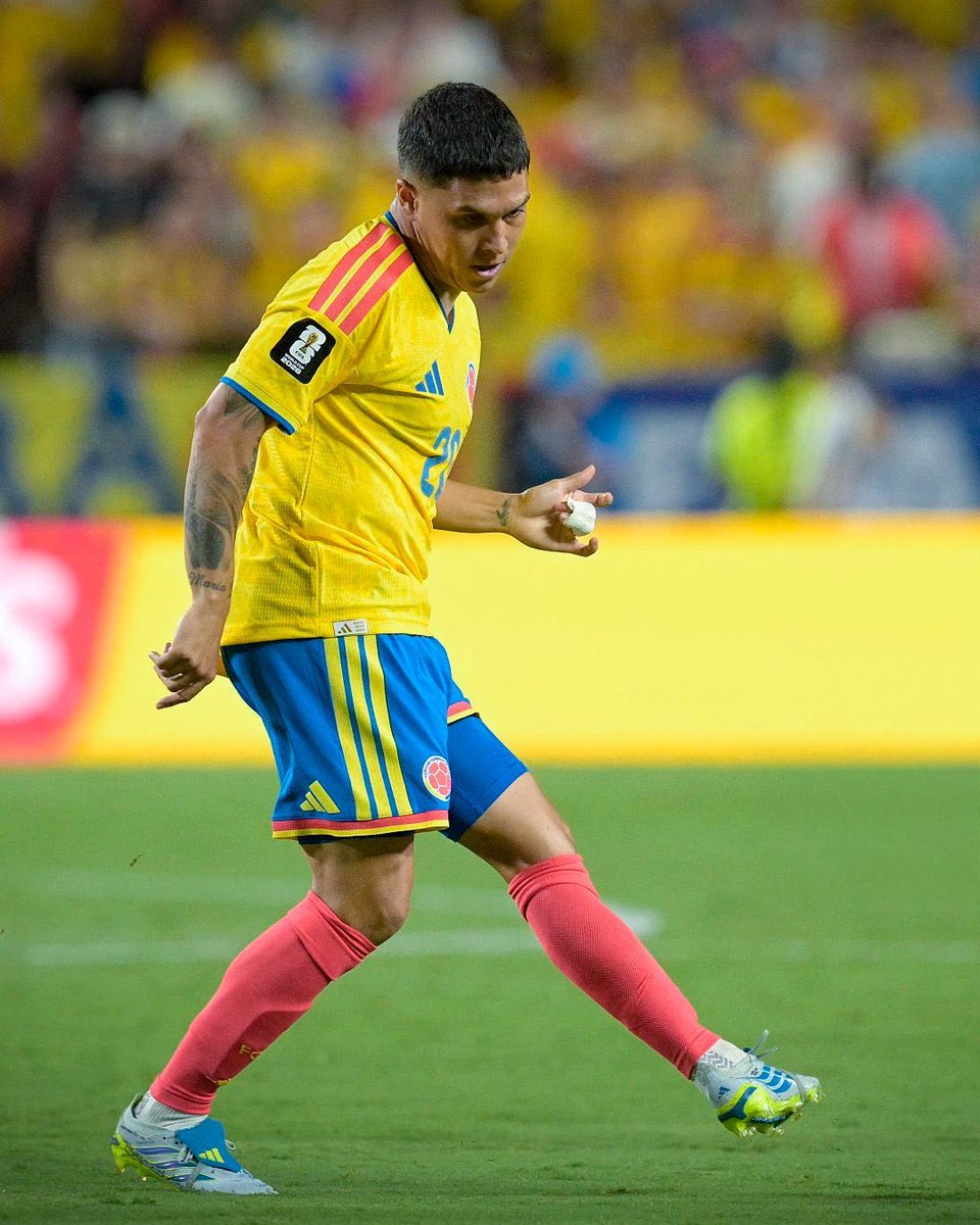 OJogoEscrito's tweet photo. Tem seleção que sonha em ter um camisa 10. A Colômbia tem dois.

James Rodríguez começa. Juan Fernando Quintero finaliza. Ou melhor: um abre o caminho e o outro conclui o trabalho, como se fizessem um revezamento de genialidade. Quando um sai, o outro entra. E a Colômbia segue jogando no mesmo ritmo: o ritmo deles.

E contra Gana não foi diferente. James começou, Quintero finalizou o trabalho. Nas oitavas de final da Copa do Mundo, Quintero gerou cinco chances de gol em apenas 20 minutos. Cinco. Em pouco tempo, ele foi capaz de mudar completamente a cara da partida.

É assim que eles vêm conduzindo a Colômbia na Copa.

Em um futebol cada vez mais acelerado, onde parece que correr virou mais importante do que pensar, a Colômbia nada na direção contrária. Enquanto o mundo procura intensidade, ela procura lucidez.

James e Quintero não ganham o jogo na velocidade. Eles ganham antes da bola chegar. Enxergam espaços que ninguém vê, encontram passes que parecem impossíveis e fazem o campo parecer menor. São jogadores que ditam o tempo da partida. Quando acelerar, quando respirar, quando prender a bola e quando machucar o adversário.

E talvez seja justamente por isso que eles sejam tão diferentes hoje. O futebol moderno parece ter declarado guerra ao camisa 10 clássico. A posição foi sendo engolida por atletas cada vez mais fortes, mais rápidos e mais intensos. A ideia virou correr sem parar.

Mas a bola continua sendo mais rápida do que qualquer jogador.

James e Quintero são a prova disso. Não precisam vencer disputas de cem metros. Bastam dois segundos de cabeça levantada para desmontar uma defesa inteira.

Enquanto muitos enxergam o camisa 10 como uma espécie em extinção, a Colômbia resolveu preservar a sua. E da melhor maneira possível: nunca fica sem um deles em campo.

Noventa minutos de talento. Noventa minutos de imaginação. Noventa minutos lembrando que o futebol também pertence aos artistas.