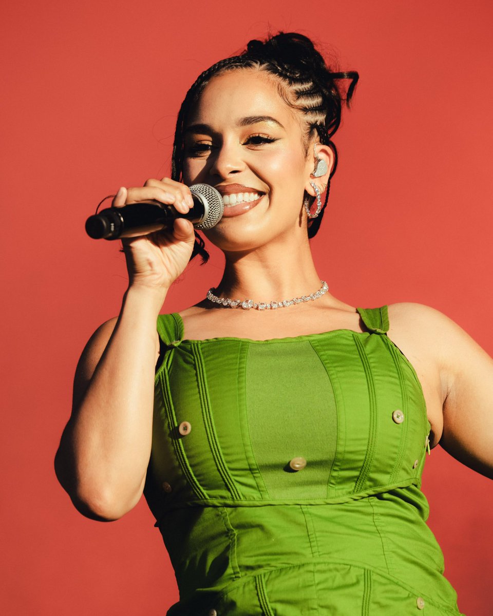 jorjasmithbest's tweet photo. jorja performing at the yardland festival. https://t.co/ut37viPVOm