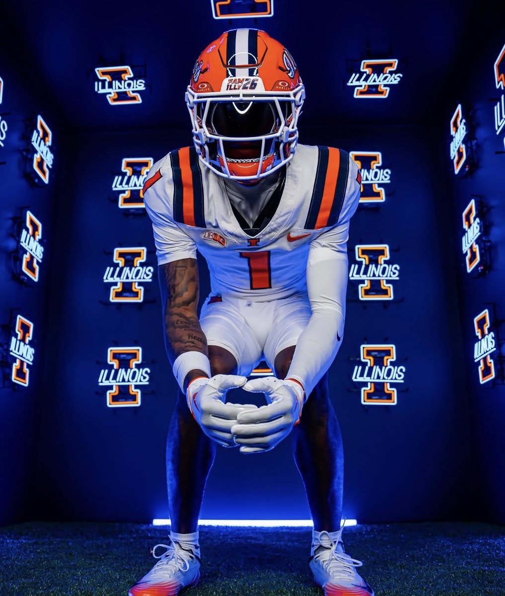 LukeJLowry's tweet photo. 🚨COMMIT ALERT🚨 

2027 3⭐️ Michigan DB Darryl Flemister commits to Illinois!

Welcome @FlemDarryl10 to the famILLy, #IlliniNation! 🔶🔷🏈 https://t.co/hrko7I9sL4