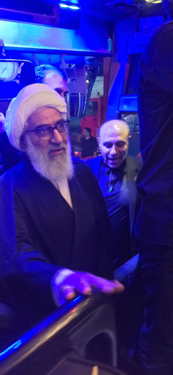 Smkomeil's tweet photo. ساعت‌ ۱:۴۵ اولین کاروانی بودیم که از استان یزد رسیدیم ورامین،در طول مسیر باشربت و شیرینی از ما استقبال شد،به میدان اصلی ورامین که رسیدیم، امام جمعه شهر و‌فرماندار و مسئولین با اهدای گل به ما خوشامد گفتن.
تهرانیا برای این تشییع از جون و دل دارن مایه میذارن
#باید_برخاست
#امت_وفادار https://t.co/5t1mKoxcVY