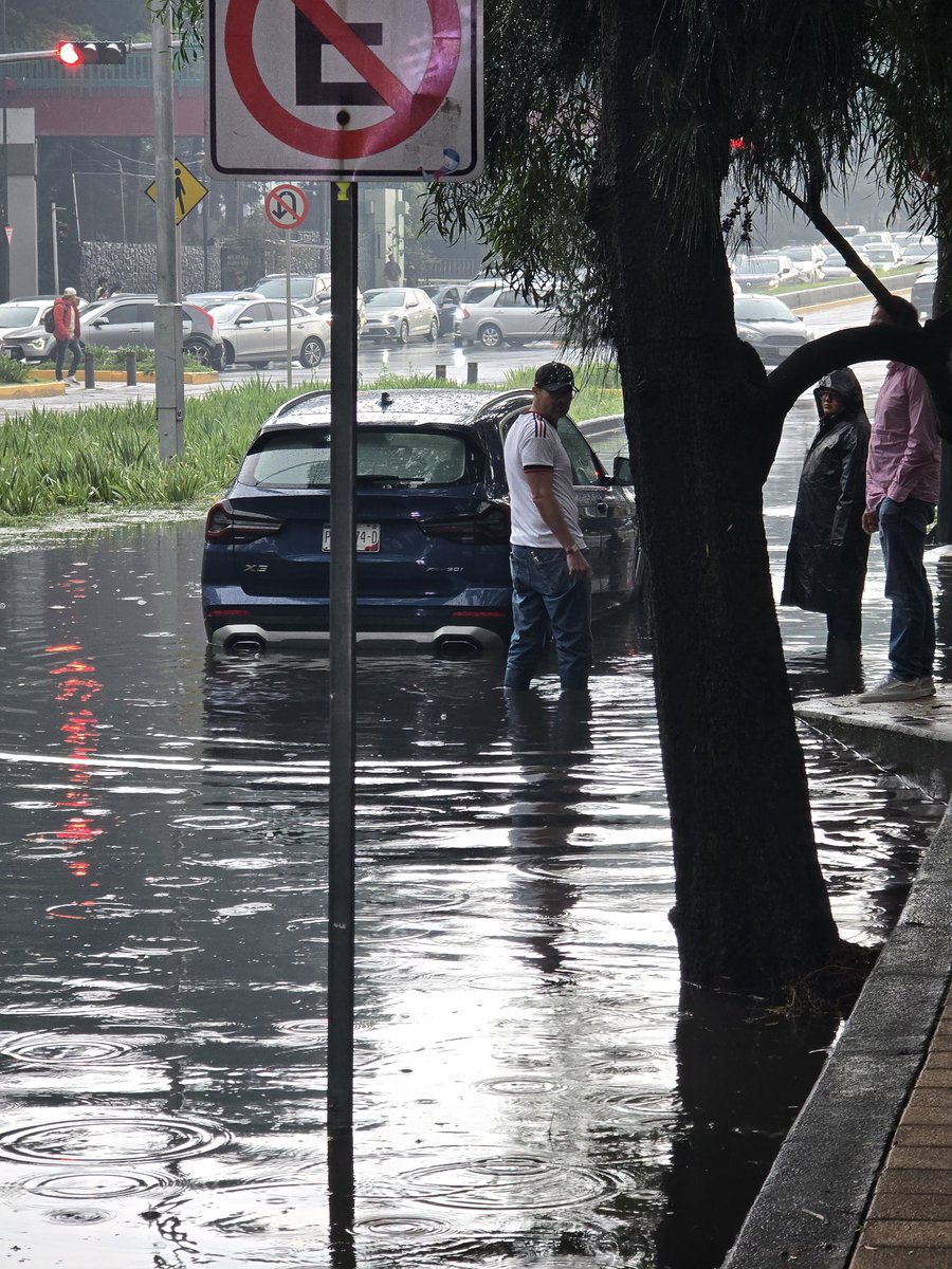 veisaac's tweet photo. @airedetina @OVIALCDMX @trafico889 @GobCDMX Ya bajó el agua, pero hay dos coches parados por la inundación. https://t.co/yLBw3jvcxt
