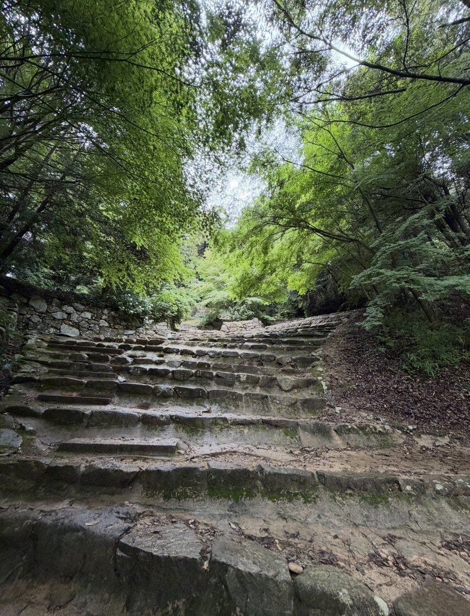 Kenzenichinya's tweet photo. 安土城跡の階段。整備されていて昔に比べるとずっと登りやすくなってました🏯
#ゆるキャン　#ソロキャンプ　#AIイラスト https://t.co/awvOcAALk2