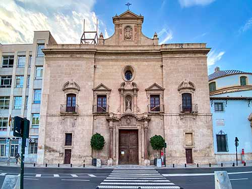 lemonlemonlimon's tweet photo. Hoy cumple 250 años EEUU. Esta iglesia de Murcia, que ni siquiera es la más importante, es 146 años más antigua. Y las dos columnas rojas de la entrada, unos 1.750 años más. https://t.co/43UrjXOKLM