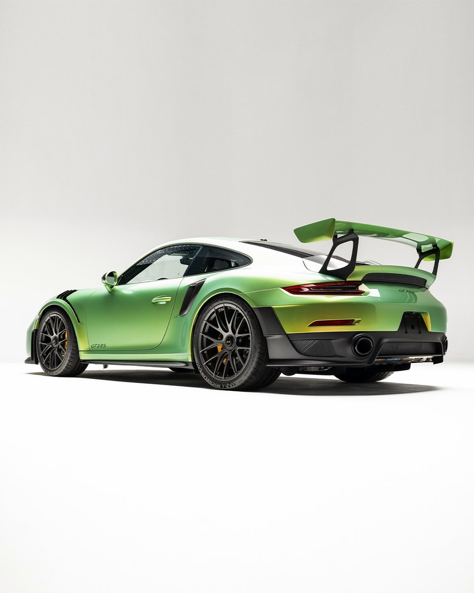 PistolCult's tweet photo. Porsche 911 GT2 RS 💚 https://t.co/0kisBKeSzT