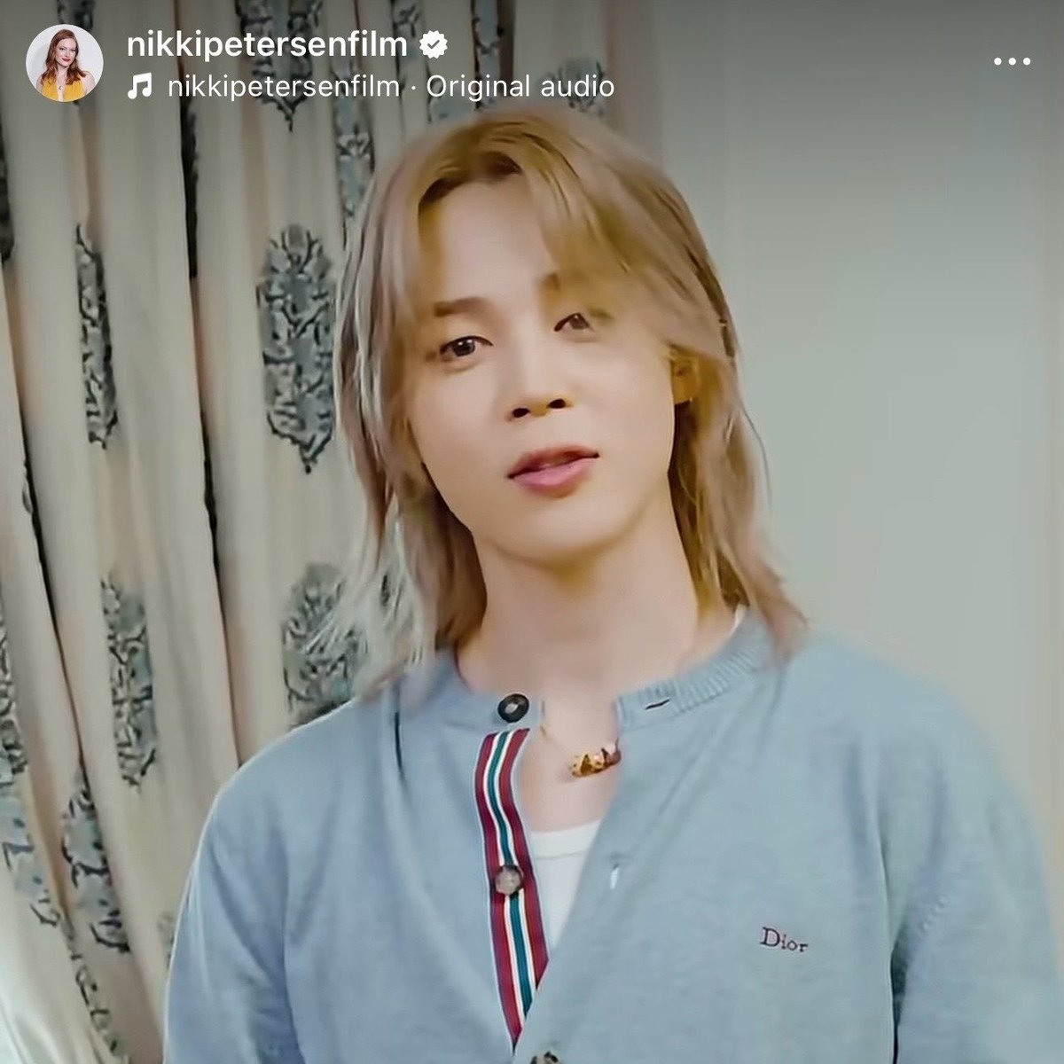 info_jimin's tweet photo. ADORÁVEL! Nikki Petersen, diretora do vídeo do #Jimin para a Vogue, fez uma nova publicação sobre esse momento. É impressionante como todos que interagem com o Jimin acabam encantados por ele…

“Minha coisa favorita sobre esta gravação com o @ j.m para a @voguemagazine foi poder ver não apenas sua presença incrível diante das câmeras, mas também seu senso de humor, seu carinho, sua personalidade divertida e a maravilhosa relação que ele tem com sua equipe.

Um enorme obrigado a todos os fãs dele que entraram em contato — eu realmente adorei ler as mensagens e os comentários de vocês, e fico muito feliz que tenham gostado do vídeo. Ele é realmente tão adorável quanto vocês esperam. 💫”

#JiminxDior #JiminxPFW #DiorSummer2027 @dior