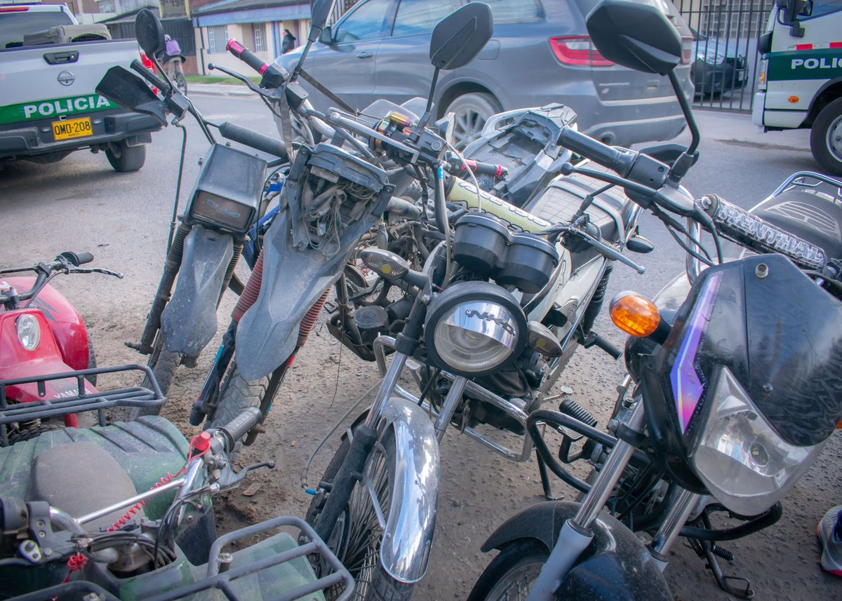 SecGobCundi's tweet photo. El trabajo conjunto 🫱🏼‍🫲🏽entre la @SecGobCundi, la @AlcaldiaMadrid y la Fuerza Pública 👮🏽‍♂️sigue dando resultados. Recuperamos vehículos🏍️, incautamos armas blancas 🔪y fortalecimos la seguridad con controles, prevención y presencia institucional. #CundinamarcaSegura👏🏼 https://t.co/7HvGsrYztB