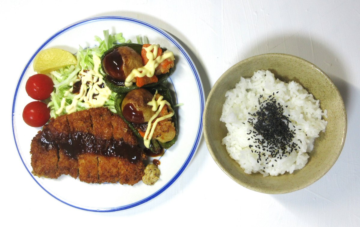 okosina's tweet photo. ピーマンがでかい面して頭空っぽだったので、芋詰めてやった！これでピーマンだって寄席に行っても講座から馬鈴薯頭に見えるから安心して楽しめる。
なんて思ってたのに油の中でひっくり返したら芋が転がり出た。
人生上手くいかないときも多いね！
あんた、自分がピーマンだって解ってるんだ！って？ https://t.co/FViOpVDcFT
