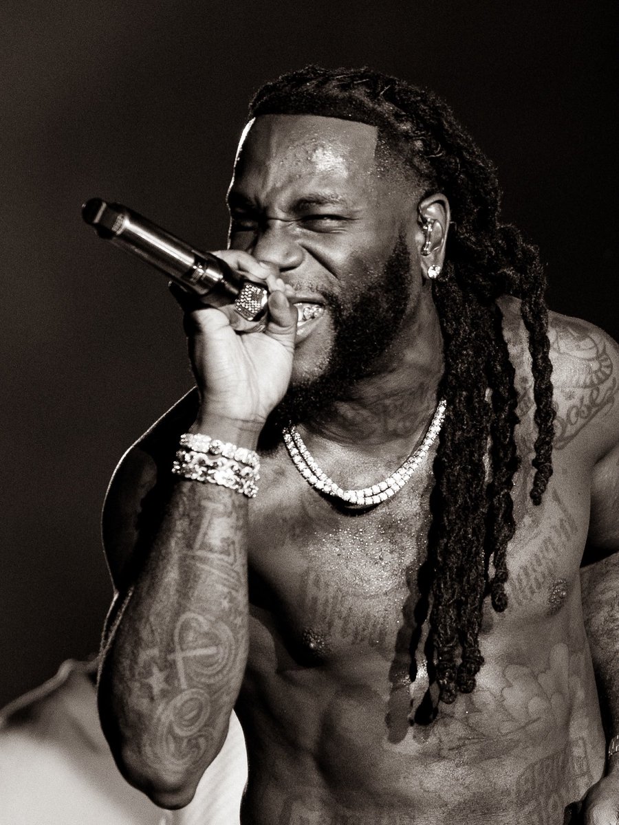 Toluwase_x's tweet photo. BURNA BOY, THE MICROPHONE MAGICIAN! 🐐 https://t.co/Mei9iohmN7