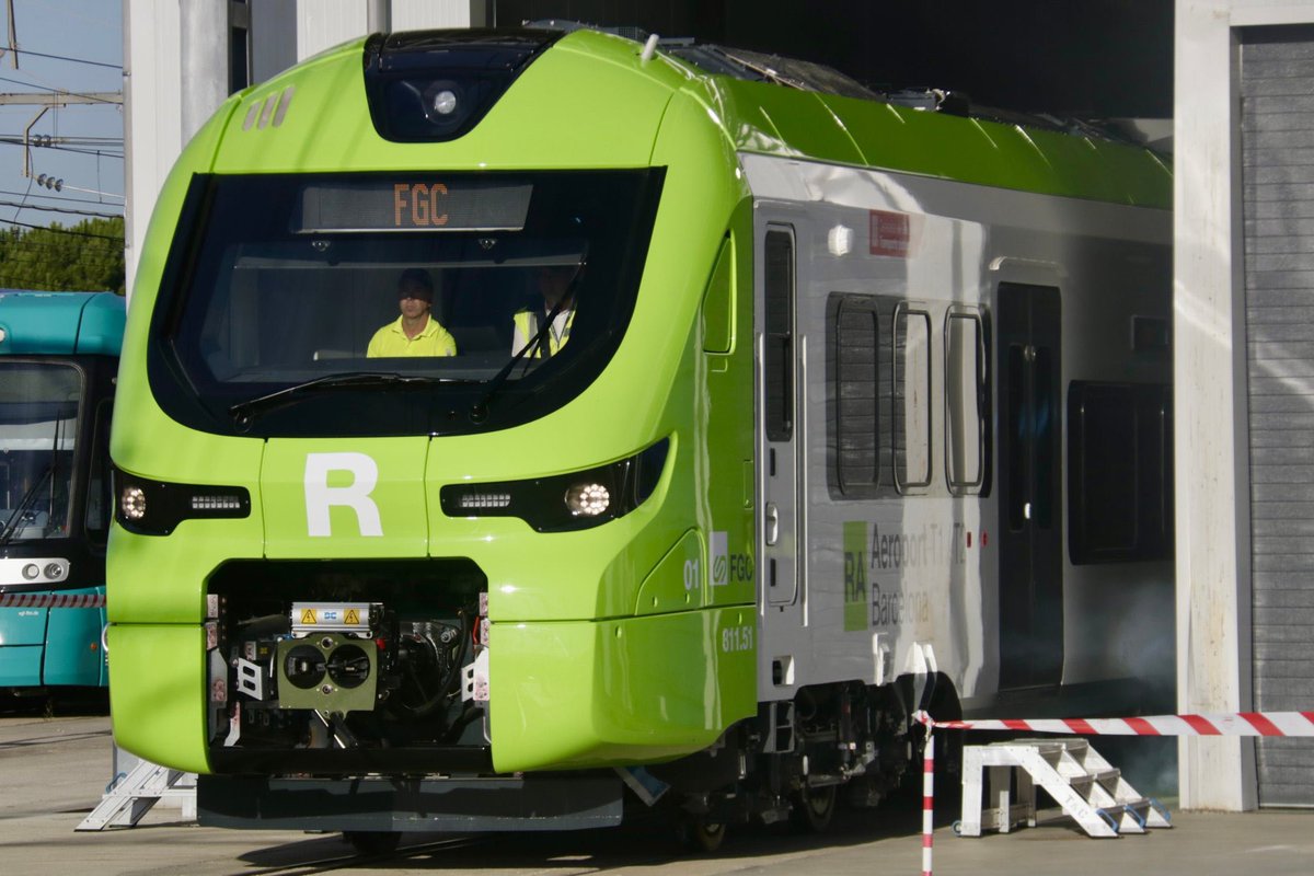 MobPenedes's tweet photo. Per què el nou ramal de l'aeroport serà exclusiu d'FGC i no de Rodalies/Renfe (i per què l'argument tècnic que es dona no quadra):

La línia va ser adjudicada administrativament a FGC ja el 2017-2019 — molt abans que es parlés de cap requisit tècnic de seguretat contra incendis. La decisió de gestió és, doncs, anterior a l'argument que ara es fa servir per justificar-la.

El 2021, Renfe va presentar formalment una proposta alternativa per operar aquesta connexió amb els seus propis trens de Rodalies, triplicant la freqüència (de 2 a 6 trens/hora) integrant-la a la R4 nord. Cap operador ofereix triplicar un servei amb material que no pugui circular-hi per normativa.

Els trens nous per a FGC es financen amb un préstec del Banc Europeu d'Inversions — és a dir, la compra de material nou respon també a una estratègia de finançament, no només a una necessitat tècnica.

Mai s'ha fet públic cap document (d'Adif, l'Agència Estatal de Seguretat Ferroviària o FGC) que especifiqui quin nivell de reacció al foc exigeix aquest túnel concret ni per què el material de Rodalies no el compliria.

Amb aquestes dades, l'explicació més versemblant no és una impossibilitat tècnica dels Civia, sinó una decisió de model de gestió i finançament presa fa gairebé una dècada, revestida ara d'un argument de seguretat que ningú ha documentat públicament.