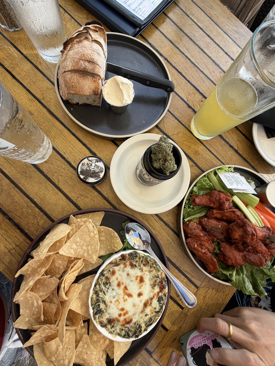 bananapearlsss's tweet photo. Lunch is served w/ a side of Black Zquid 
@thetenco_ https://t.co/m3mv1oQZ6t