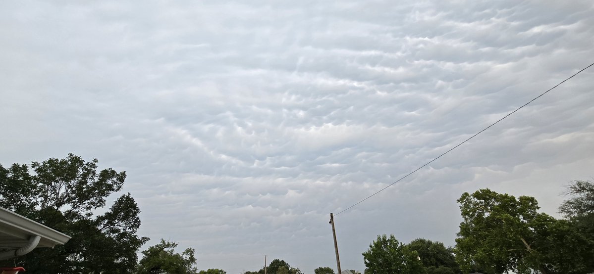 mattesonsc's tweet photo. Mammatus for a memorable 4th of July in Park City, KS. Have a fun &amp; safe holiday! #kswx https://t.co/FjLjbEDhrT