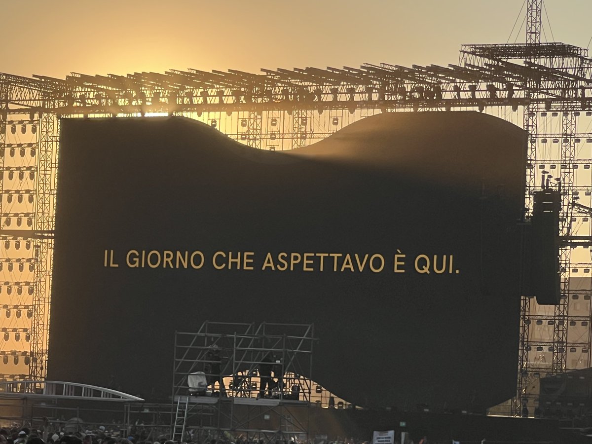 la_iab's tweet photo. È facile parlar male, sparlare…: ma noi oggi abbiamo vissuto qualcosa di indescrivibile. Se nn vi sta bene problemi vostri! #ultimo #torvergata #colpadellefavole https://t.co/A5mz88LvSh
