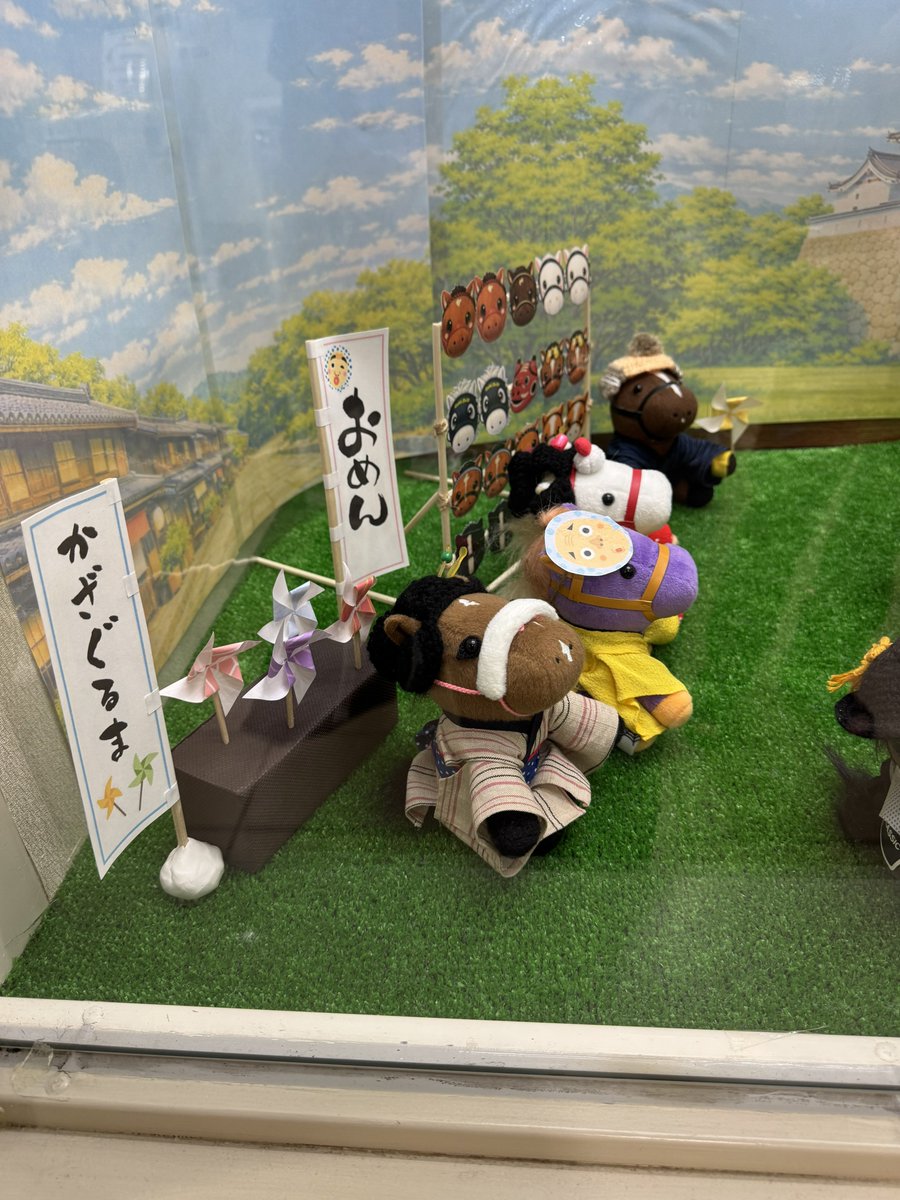 福島競馬場名物ターフィーショップ前展示、城下町ではアゲアゲ姫が